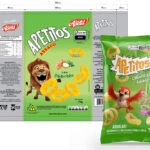 Comparativo da embalagem planificada antiga em tons pálidos e da nova embalagem do salgadinho Apetitos Cebolitito, que apresenta o mascote Tito em 3D, logotipo em explosão e selos nutricionais de alerta.