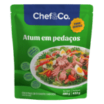 Embalagem verde tipo stand-up pouch do Atum em pedaços Chef&Co Food Service. Apresenta o selo Food Service, claims nutricionais, ícones de uso e uma fotografia central de salada com atum, ovos e tomate.
