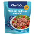 Embalagem verde clara tipo stand-up pouch do Atum ralado natural Chef&Co Food Service. No centro, uma fotografia apetitosa de wraps recheados com atum.