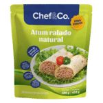 Embalagem verde clara tipo stand-up pouch do Atum ralado natural Chef&Co Food Service. No centro, uma fotografia apetitosa de wraps recheados com atum.