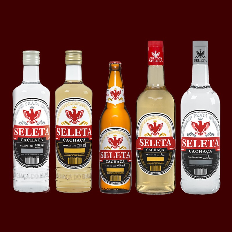 Enfileiramento de cinco garrafas diferentes da Cachaça Seleta, incluindo os formatos de 600ml e 700ml, apresentando os novos rótulos das linhas Prata e Ouro.