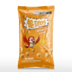 Embalagem laranja do salgadinho Apetitos Cheddarzito. O mascote Tito voa alegremente ao lado de fatias quadradas de queijo cheddar e salgadinhos em formato de bolinhas.