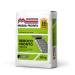 Mockup apresentando quatro embalagens da linha Massa Pronta enfileiradas. Da esquerda para a direita: Argamassa AC-I (embalagem com faixa laranja), Argamassa AC-II (faixa amarela), Argamassa AC-III (faixa azul claro) e Reboco Pronto Premium (faixa verde claro). Todas as sacarias possuem fundo branco na parte superior com o logotipo redesenhado, selo de 30 anos de qualidade, faixas geométricas cinzas e ícones brancos indicando os benefícios de aplicação.