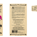 Rótulos planificados da Cachaça Sant'Ana do Calaboca Ouro, exibindo molduras rebuscadas, selo de 30 anos no gargalo e a narrativa histórica no rótulo traseiro.
