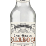 Fotografia frontal de uma garrafa transparente da Cachaça Sant'Ana do Calaboca versão Prata em fundo preto. O rótulo claro destaca o nome da marca em tons metálicos e grafismos clássicos.