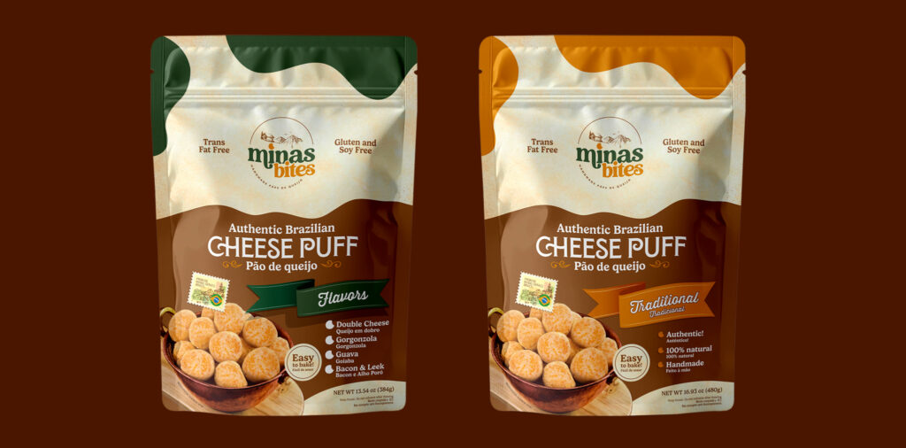 Mockup da embalagem stand-up pouch do pão de queijo Minas Bites linha Gourmet. O painel frontal possui design em tons de verde escuro e bege, com uma janela central transparente em formato de tacho para visualização do produto real, além de uma lista indicando sabores como Queijo em Dobro, Gorgonzola, Goiaba e Alho Poró com Bacon. O verso exibe o mapa do Brasil, instruções de preparo e a história da marca.