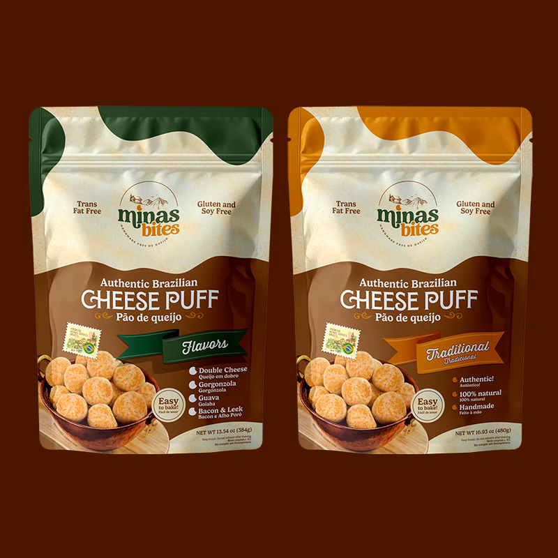 Mockup da embalagem stand-up pouch do pão de queijo Minas Bites linha Gourmet. O painel frontal possui design em tons de verde escuro e bege, com uma janela central transparente em formato de tacho para visualização do produto real, além de uma lista indicando sabores como Queijo em Dobro, Gorgonzola, Goiaba e Alho Poró com Bacon. O verso exibe o mapa do Brasil, instruções de preparo e a história da marca.